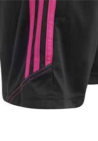 Schwarze Sportshorts mit pinken Seitenstreifen, einer glatten Textur und kontrastierenden Nähten am Saum und an den Taschen.