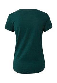 T-shirt a maniche corte di colore verde scuro, in morbido cotone. Presenta un collo rotondo e una vestibilità rilassata con maniche arrotolate.