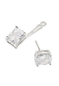 Srebrne kolczyki wykonane z próby srebra, z kwadratowym i owalnym, przezroczystym cyrkoniem, osadzonymi w czteroramiennych oprawach, z eleganckim wzorem sztyftu.