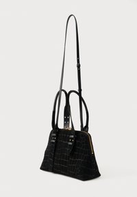 Μαύρη τσάντα από υλικό με κροκό σχέδιο, με διπλές λαβές, ρυθμιζόμενο μακρύ λουρί και χρυσό φερμουάρ, καθώς βρίσκεται σε απλό άσπρο φόντο.