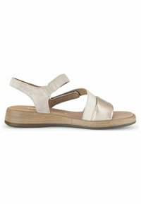 Sandalo con zeppa beige e oro metallizzato, dotato di una fascia larga, retro elastico e suola testurizzata. Presenta ritagli per traspirabilità e comfort.