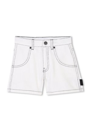 Shorts en denim blancs avec des coutures noires, cinq poches, un bouton avant et un petit patch logo noir sur le côté.