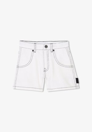 Shorts en denim blancs avec des coutures noires, cinq poches, un bouton avant et un petit patch logo noir sur le côté.