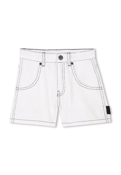 Shorts en denim blancs avec des coutures noires, cinq poches, un bouton avant et un petit patch logo noir sur le côté.