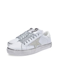 Białe skórzane sneakersy z szarymi sznurówkami, metalicznymi detalami i teksturowanym logo gwiazdy z boku. Gumowa podeszwa z lekko zniszczoną krawędzią.