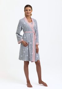 Jasnoszara szlafrok o kroju narzutki z wzorem gwiazd, różowy kołnierz i pasek w talii, długie rękawy, miękka tkanina, długość do kolan.