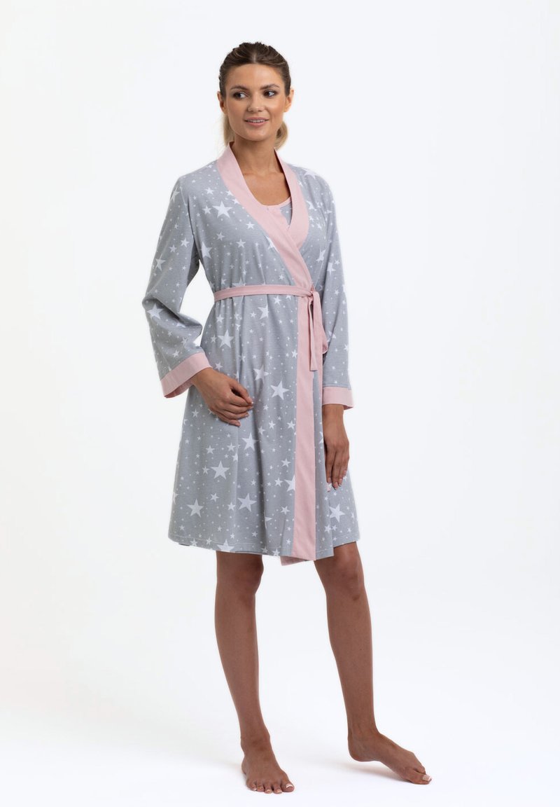 Jasnoszara szlafrok o kroju narzutki z wzorem gwiazd, różowy kołnierz i pasek w talii, długie rękawy, miękka tkanina, długość do kolan.