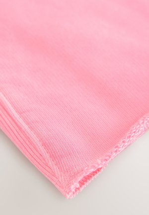 Tessuto rosa lavorato a maglia con una texture liscia e un motivo a coste. I bordi sono rifiniti con cuciture ordinate e dettagli leggermente sfrangiati.
