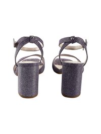 Violet blizgučios aukštakulnės sandalos su reguliuojamais kulkšnies dirželiais, tekstūruota medžiaga ir masyvi pakulne. Minimalistinis dizainas su lygiu padu.