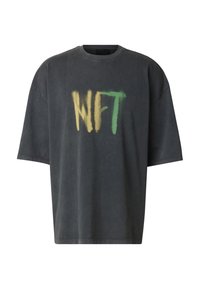 Oversized t-shirt in houtskoolgrijs van katoen, met een gespoten "NFT" in geel en groen. Ronde hals en korte mouwen.