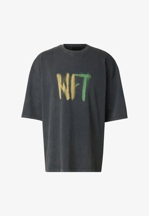 Übergroßes T-Shirt in Kohlegrau aus Baumwolle, mit einem gelb-grün gesprühten "NFT". Rundhalsausschnitt und kurze Ärmel.