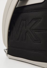 Michael Kors AVIATOR UNISEX - Rucksack - quarry grey