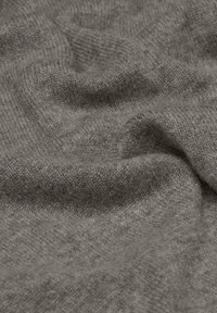 Grijze gebreide stof met een licht gestructureerd oppervlak, gekenmerkt door zachte, fijne vezels die een gladde, uitnodigende uitstraling creëren.