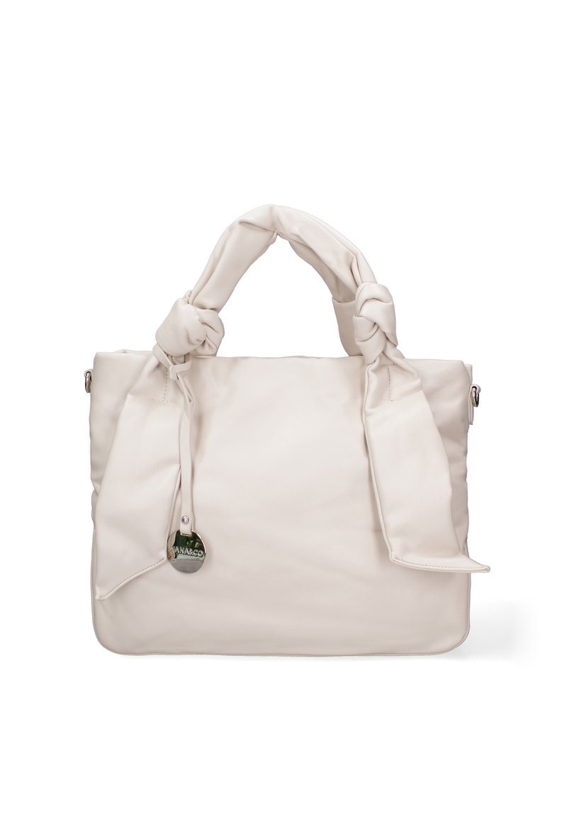 Witte handtas met geknoopte stoffen handvatten, een gladde textuur en een glanzend metalen label. Het heeft een rechthoekige vorm en geen zichtbare sluitingen.