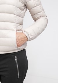 United Colors of Benetton Bunda z prachového peří - off-white
