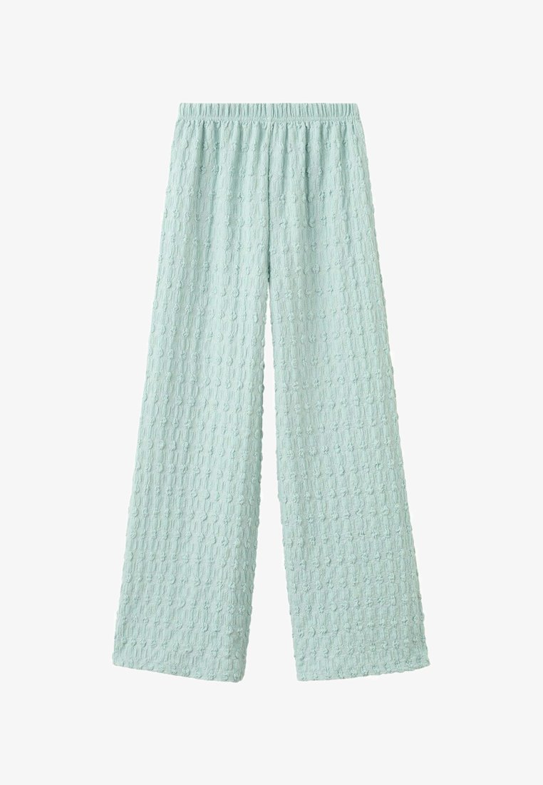 Pantalon large bleu clair avec motif floral texturé et taille élastique, présenté sur un fond blanc.