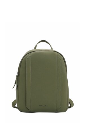 Piccolo zaino verde oliva con parte superiore arrotondata, cucitura verticale frontale, zip laterale e maniglia superiore per il trasporto.