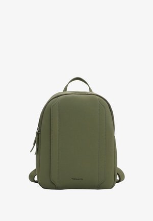 Petit sac à dos vert olive avec le dessus arrondi, une couture verticale à l'avant, une fermeture éclair sur le côté et une poignée de transport en haut.