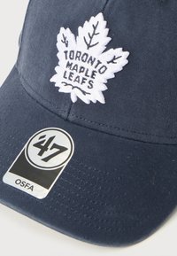 Κοντό μπλε καπέλο με κεντημένο λευκό λογότυπο Toronto Maple Leafs και αυτοκόλλητο 47 brand OSFA στο γείσο.