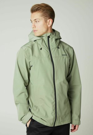 Chaqueta impermeable verde claro con capucha, cremalleras negras y cordón ajustable. Presenta bolsillos laterales y un diseño de corte relajado.