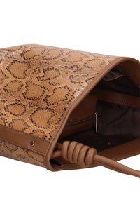 Borsa marrone in finta pelle di serpente con una texture liscia, manico annodato e apertura superiore che rivela un interno in tessuto scuro con una tasca con zip.