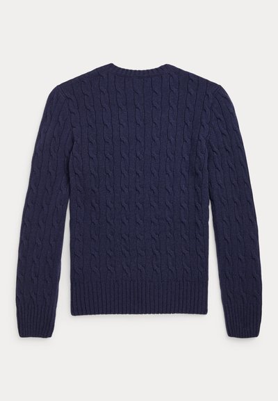 Maglione a trecce blu navy con maniche lunghe e polsini e orlo a coste, mostrato dalla parte posteriore su sfondo semplice.