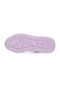 Schuhsohle aus helllila Gummi mit strukturierten Grip-Mustern, die mehrere geometrische Formen und eine flache Basis für Stabilität aufweist.