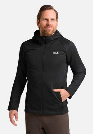 Zwarte zip-up jas met capuchon, met een gladde textuur en een mooie pasvorm. Inclusief zijzakken en een logo op de bovenste linkerborst.