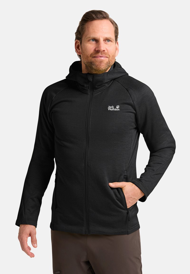 Giacca nera con zip e cappuccio, caratterizzata da una texture liscia e una vestibilità aderente. Include tasche laterali e un logo sulla parte superiore sinistra del petto.