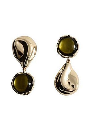 Cercei pendanți cu ton auriu, cu o piatră rotunjită negru-verde și o formă de picătură, cu un finisaj neted, lustruit și un design organic.