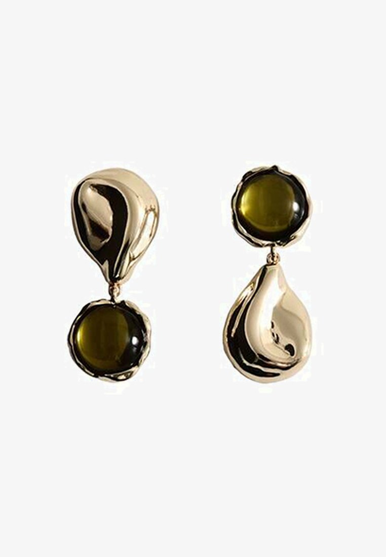 Orecchini pendenti color oro con pietra rotonda nero-verde e forma a goccia, caratterizzati da una finitura liscia e lucida e un design organico.