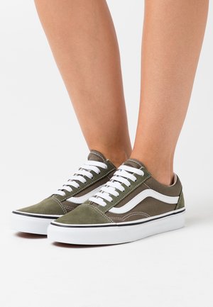 UA OLD SKOOL - Zapatillas - grape leaf/true white