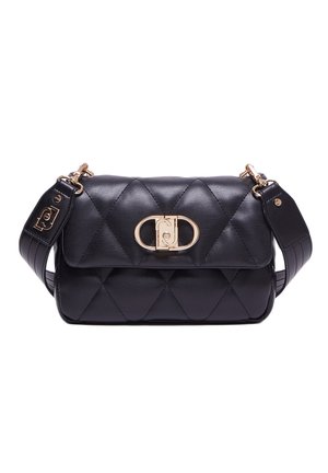 Bolso de hombro de cuero negro acolchado con cierre ovalado dorado y correa ancha con detalles de metal dorado.