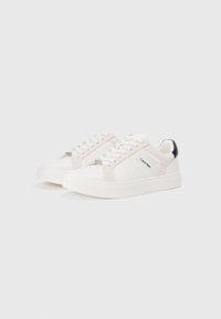 Zapatillas blancas con acentos de ante rosa, parte superior de cuero suave, cierre de cordones, suela de goma texturizada y detalle en el talón negro.