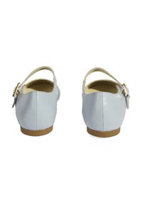 Helle blauem Leder Schuhe mit runder Ferse, Knöchelriemen mit einer goldenen Schnalle und einer braunen Gummisohle. Glatte Textur über die gesamte Fläche.