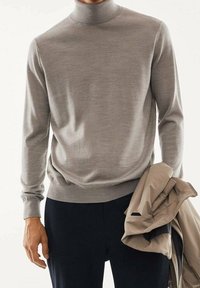 Grauer Rollkragenpullover aus feinem Strickmaterial, mit langen Ärmeln, schmaler Silhouette und geripptem Saum.
