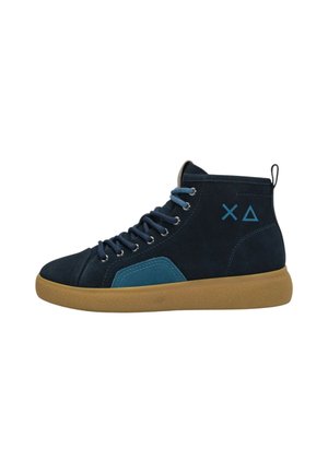 Sneaker alta blu navy con suola in gomma, lacci blu, toppa blu sul lato e simboli blu a forma di croce e triangolo vicino alla caviglia.