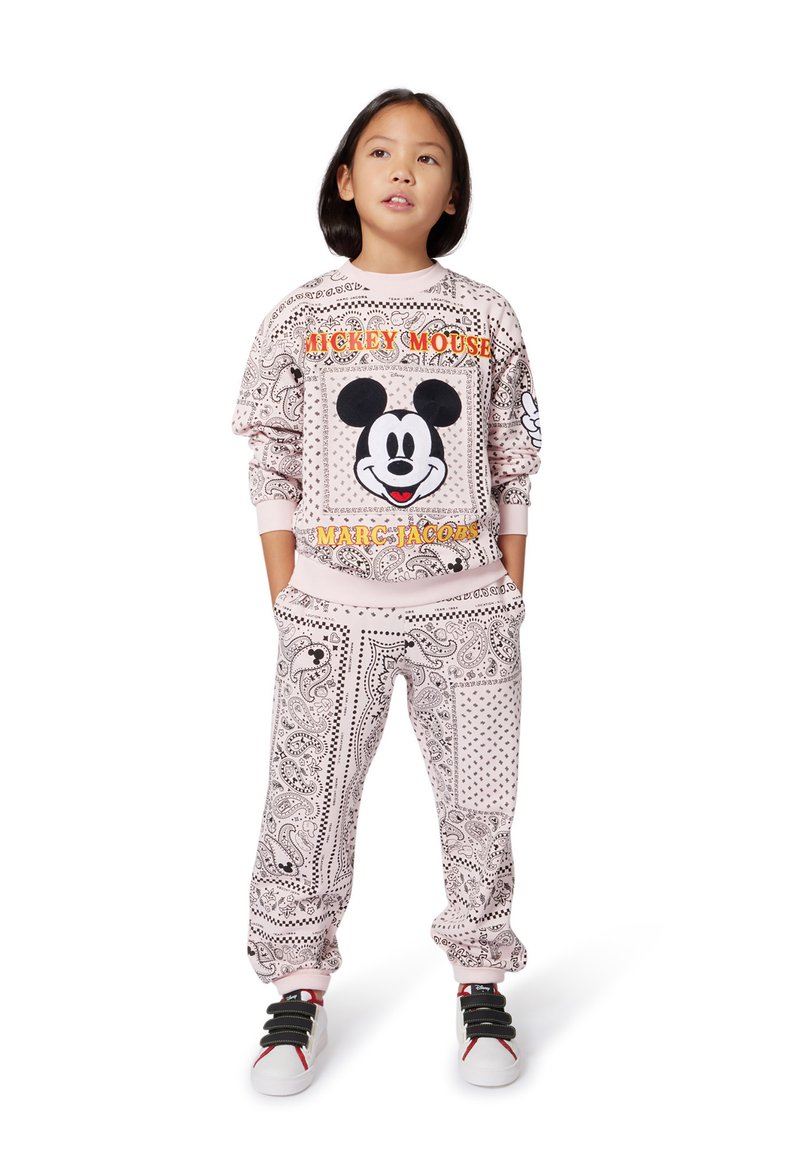 Felpa di Topolino e pantaloni coordinati in rosa chiaro, con motivi paisley, pois e dettagli neri.