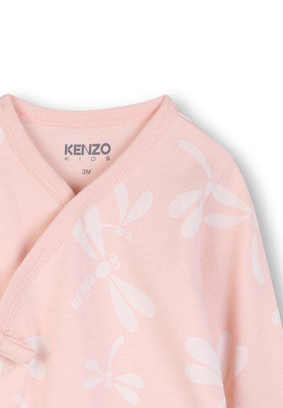 Chemise cache-cœur rose pour bébé avec motifs libellules blancs et étiquette « Kenzo Kids », taille 3 mois, tissu doux.