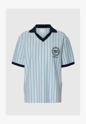 Chemise bleu clair à manches courtes avec fines rayures verticales noires, col noir et bordures des manches noires, et un logo circulaire "Amour Hotels" sur la poitrine.