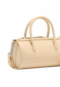 Beżowa skórzana torebka o teksturowanej powierzchni z dwoma uchwytami u góry, zamknięciem na zamek, wytłoczonym logo oraz odpinanym paskiem, o zaokrąglonym kształcie i subtelnym przeszyciu.