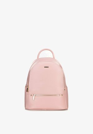 Kleiner rosa Leder-Rucksack mit Tragegriff oben, vordertasche mit Reißverschluss sowie Reißverschluss und Nieten in Goldoptik, auf weißem Hintergrund.