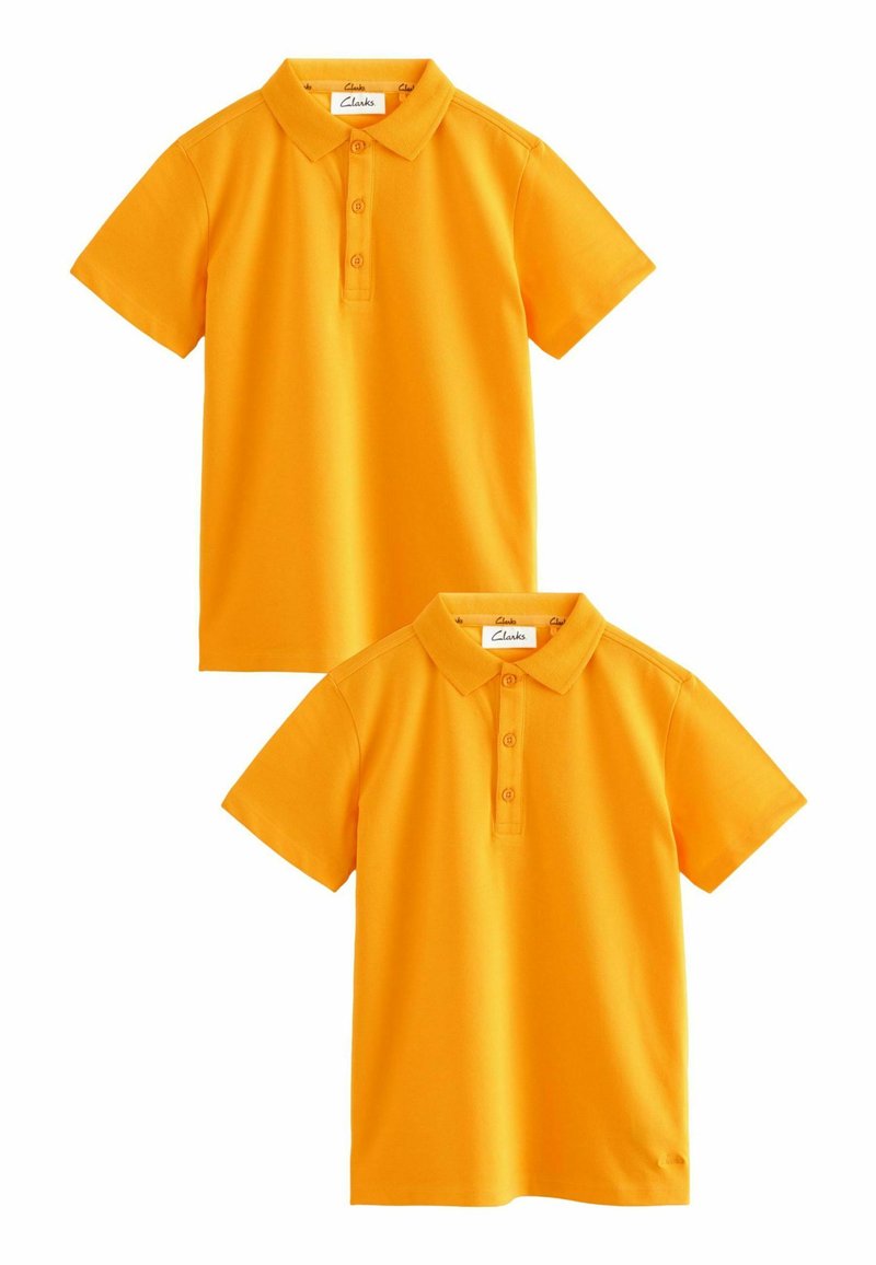 Dos camisetas polo de manga corta en un brillante color naranja, confeccionadas en algodón suave, con un diseño de cuello clásico y tapeta de tres botones.