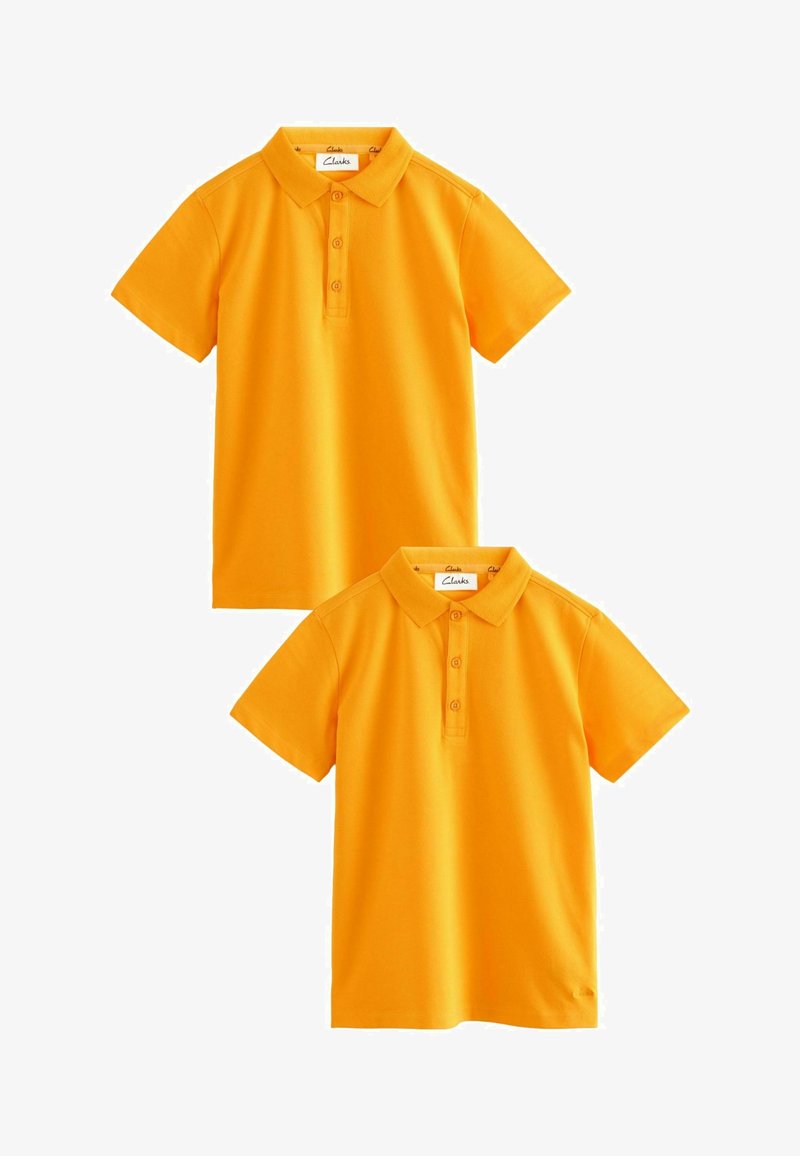 Dos camisetas polo de manga corta en un brillante color naranja, confeccionadas en algodón suave, con un diseño de cuello clásico y tapeta de tres botones.