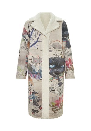 Lange beige jas met een zachte, witte nepbont kraag. Bevat kleurrijke illustraties van dieren en planten, waaronder een zwarte kat en een vos.