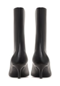 Černé kožené kotníkové boty s elegantním, přiléhavým designem a úzkým, jehlovým podpatkem. Hladký povrch s minimálními švy.