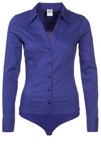 Dlouhý rukáv body v tmavě fialové barvě, s klasickým límcem, zapínáním na knoflíky a hladkým povrchem s přiléhavým střihem.