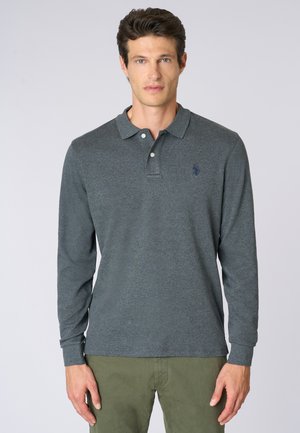 Polo a maniche lunghe in tessuto grigio scuro con finitura testurizzata, dotato di colletto, patta con bottoni e piccolo logo sul petto.