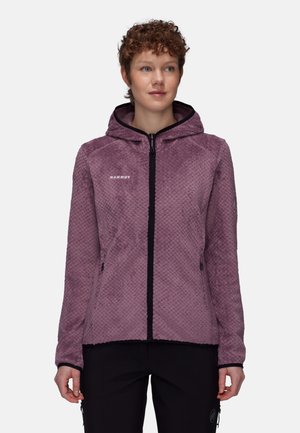 Fleecejacke in helllila mit strukturierter Oberfläche, Kapuze, durchgehendem Reißverschluss und schwarzen Akzenten. Mit Seitentaschen und Logo.