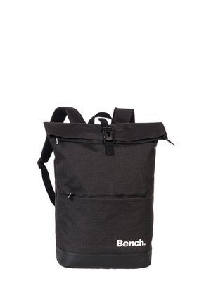Zwarte Black Bench roll-top rugzak met voorvak met rits, verstelbare schouderriemen en logo op het onderste voorpaneel.